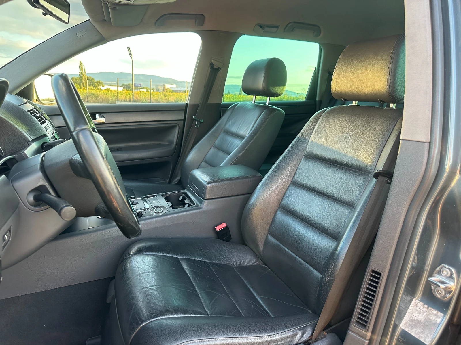 VW Touareg * 3.0* , снимка 12 - Автомобили и джипове - 55393774