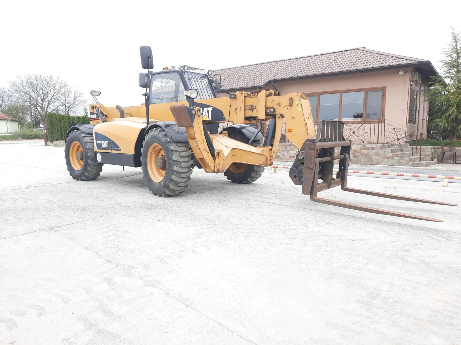 Телескопичен товарач Caterpillar TH360B-14M. - изображение 3
