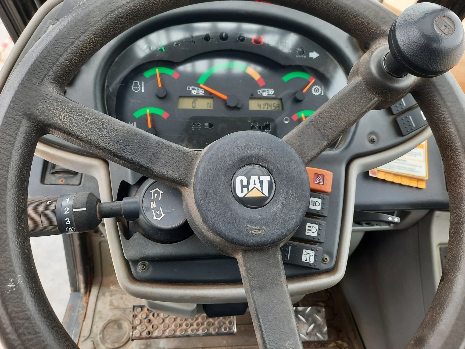 Телескопичен товарач Caterpillar TH360B-14M. - изображение 8