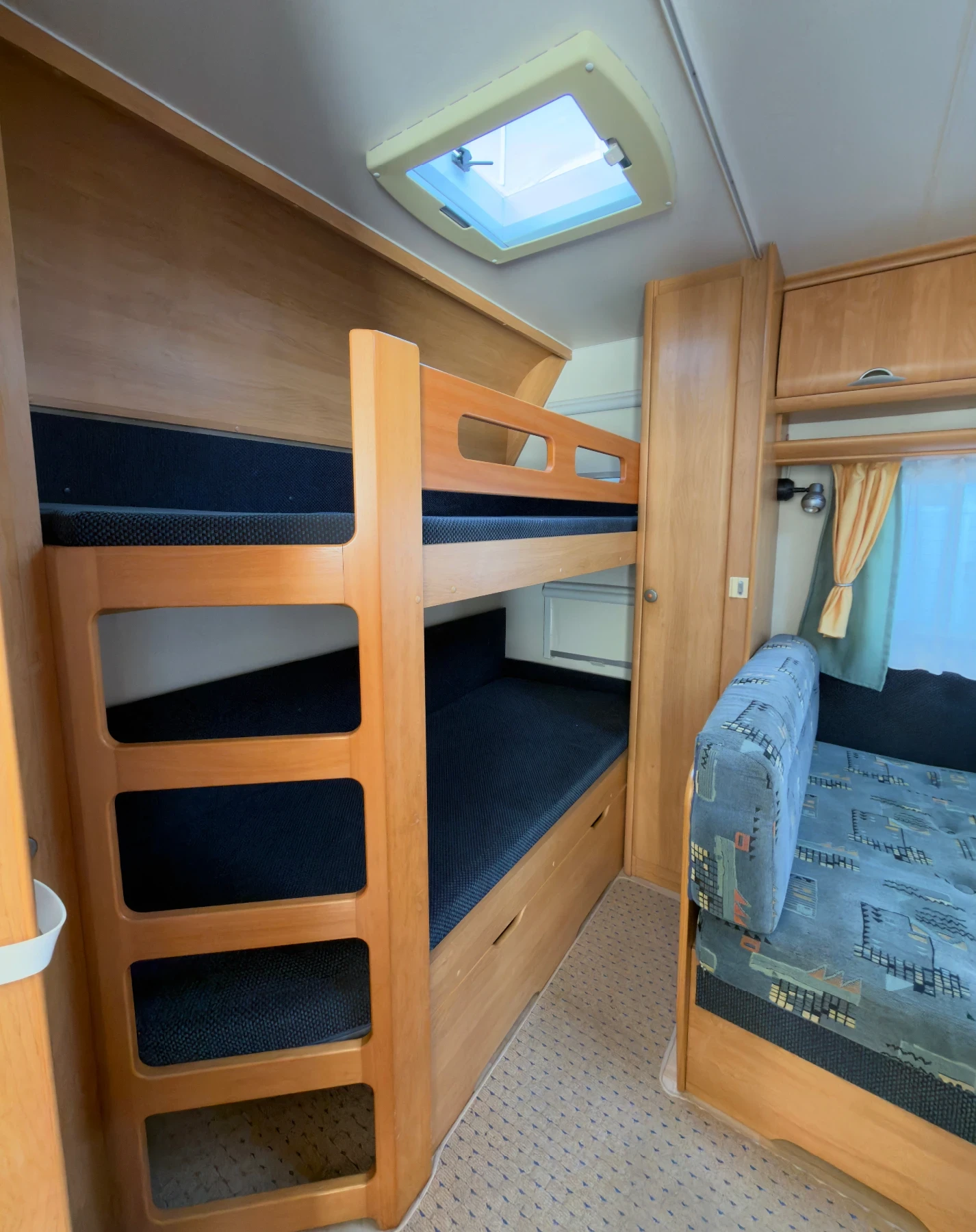 Каравана Hobby 500, снимка 10 - Каравани и кемпери - 53851756