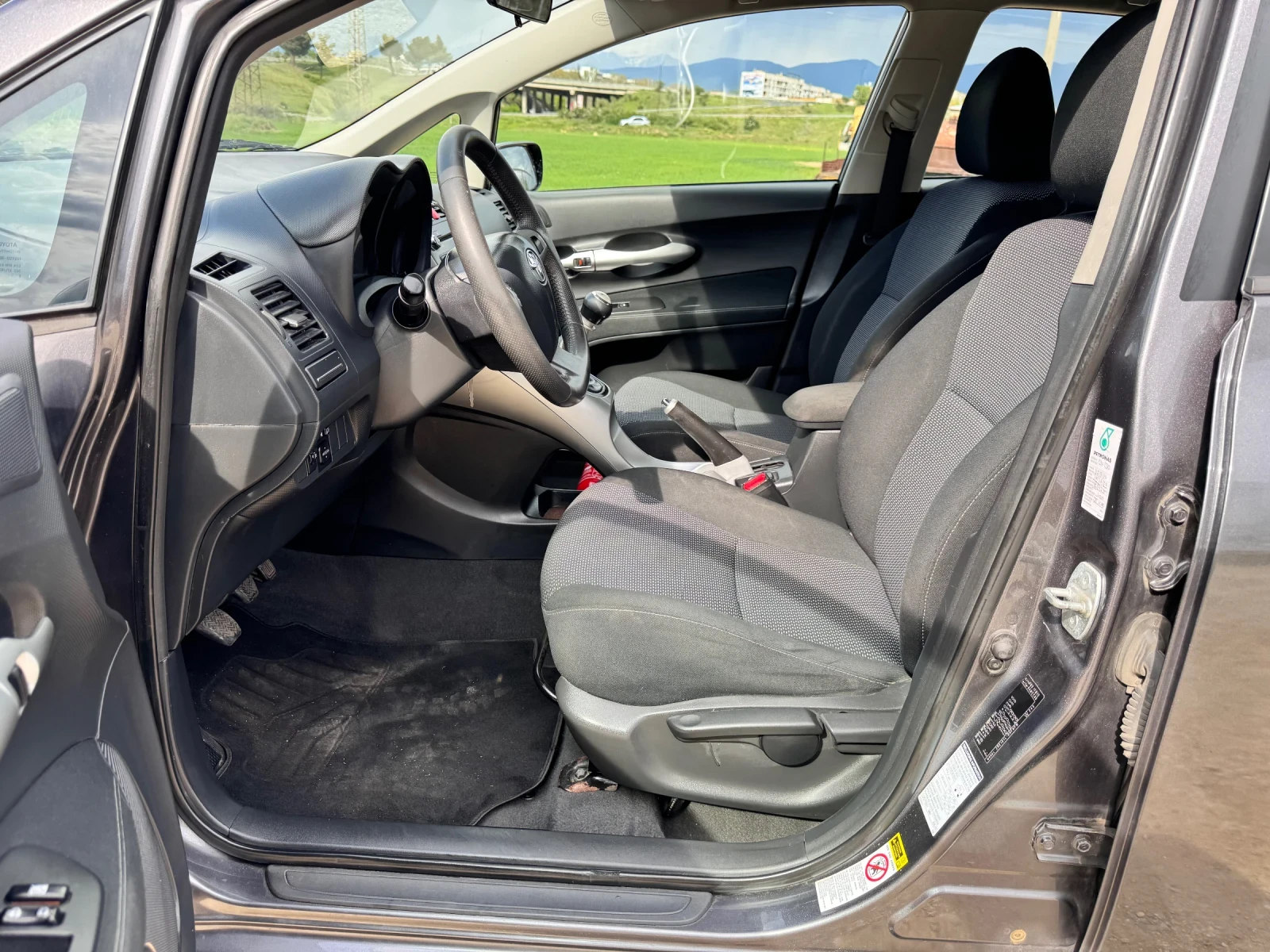 Toyota Auris 1.6i sol facelift - изображение 9
