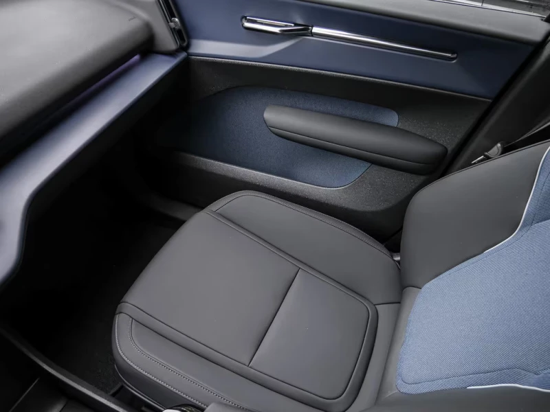 Volvo EX30 PURE-PLUS/PERF./428HP/ACC/CPLAY/AMBI/BSA/973f, снимка 14 - Автомобили и джипове - 52725524