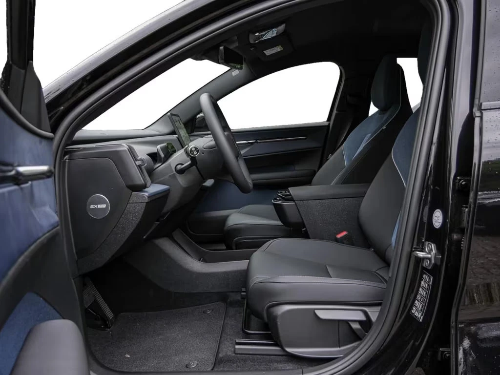 Volvo EX30 PURE-PLUS/PERF./428HP/ACC/CPLAY/AMBI/BSA/973f - изображение 6