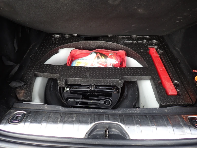 Peugeot 2008 1.6 eHDI, снимка 9 - Автомобили и джипове - 52542981