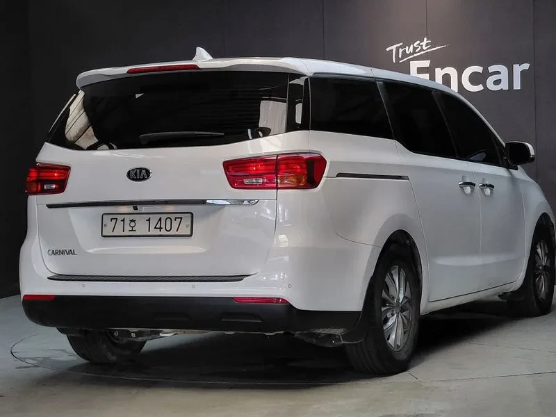 Kia Carnival 11-Seater Deluxe, снимка 2 - Автомобили и джипове - 56117605