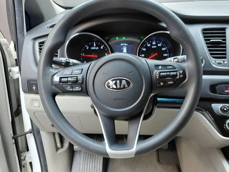 Kia Carnival 11-Seater Deluxe, снимка 14 - Автомобили и джипове - 56117605