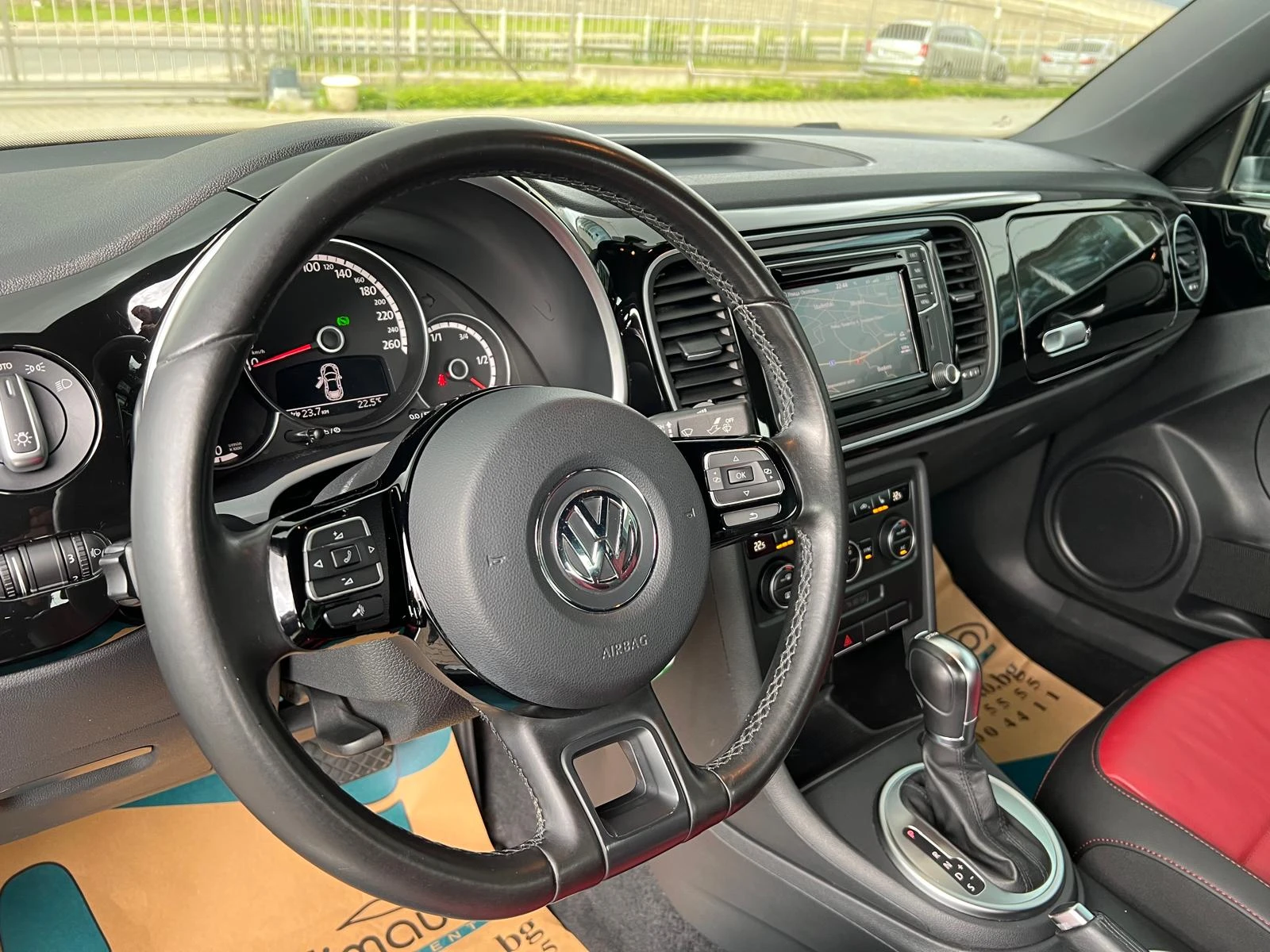 VW Beetle 2.0TDI Design DSG Автопилот Кожа Подгр.Нави Парктр - изображение 10