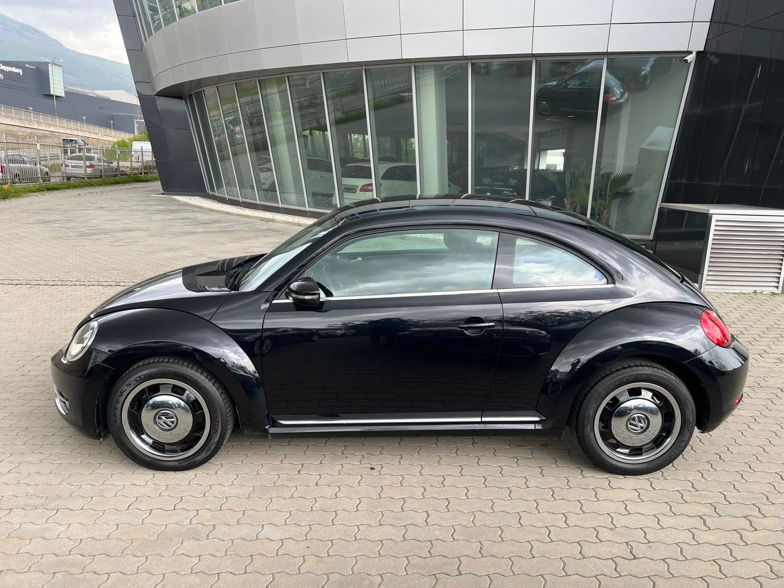 VW Beetle 2.0TDI Design DSG Автопилот Кожа Подгр.Нави Парктр - изображение 5