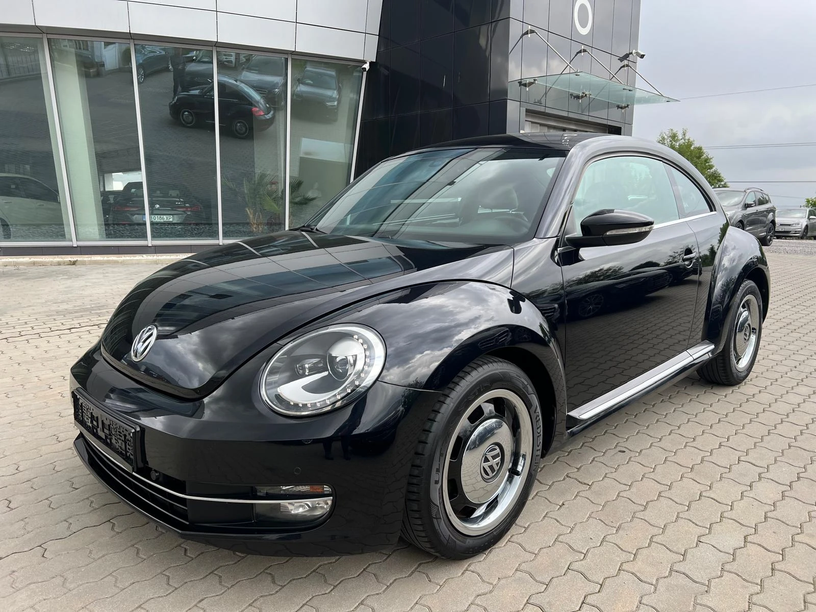 VW Beetle 2.0TDI Design DSG Автопилот Кожа Подгр.Нави Парктр - изображение 2