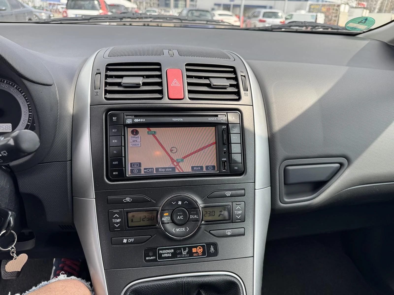 Toyota Auris, снимка 11 - Автомобили и джипове - 56589138
