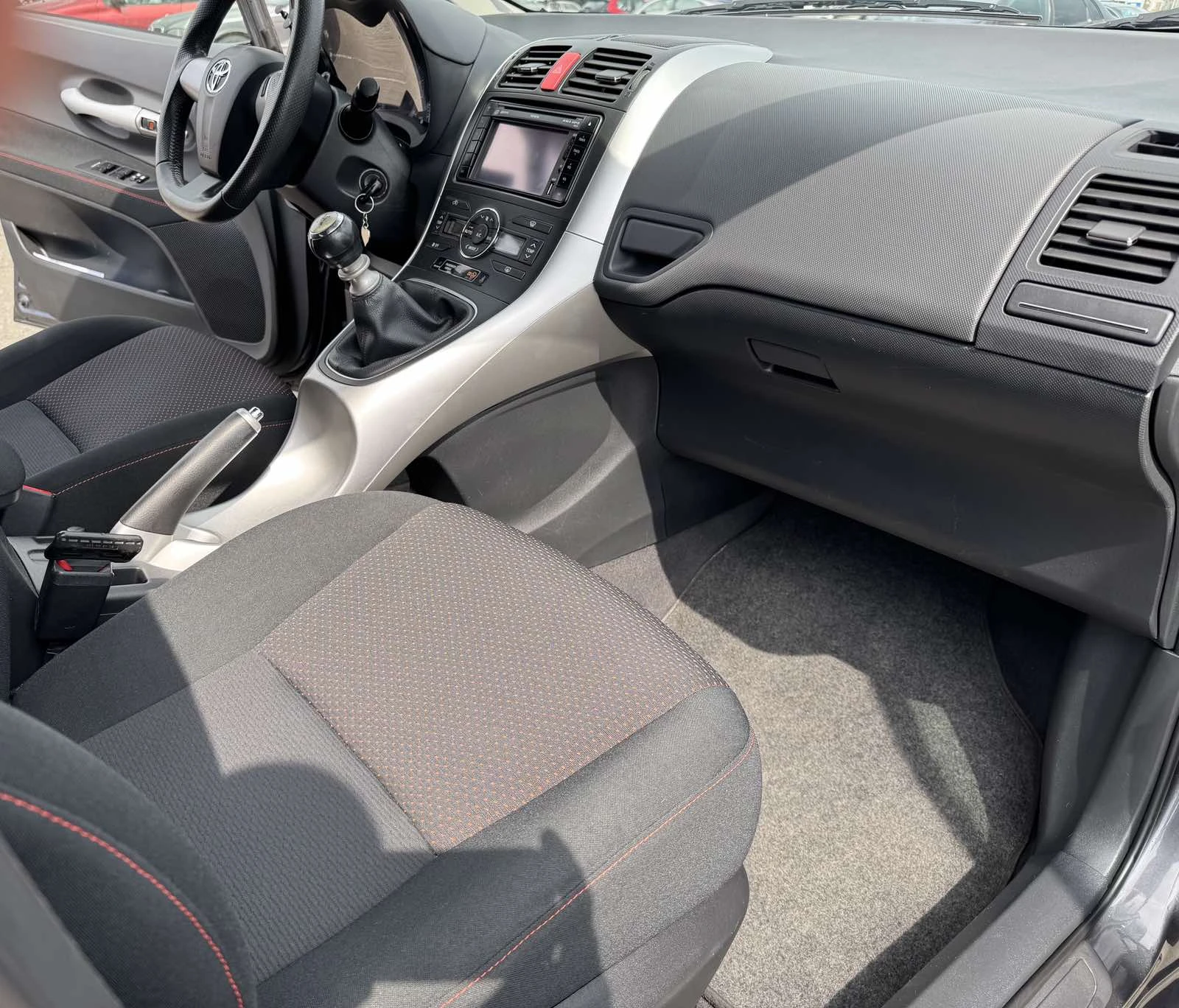 Toyota Auris, снимка 12 - Автомобили и джипове - 56589138