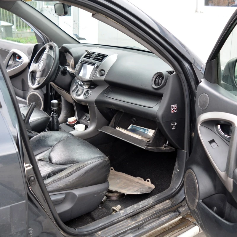 Toyota Rav4 2.2 D-4D, снимка 6 - Автомобили и джипове - 44968411