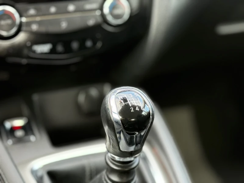 Nissan Qashqai 1.2 DIG-T Acenta, снимка 11 - Автомобили и джипове - 51657827