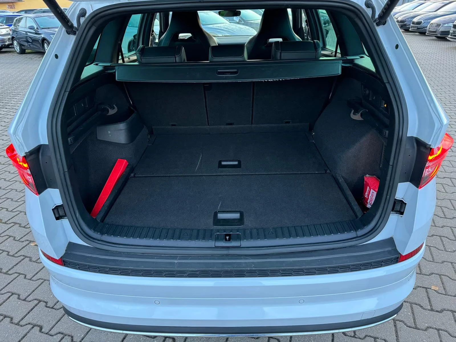 Skoda Kodiaq 2.0TDI 4х4 Face Sportline ACC KeyGO Обдухв Digital, снимка 10 - Автомобили и джипове - 53986312