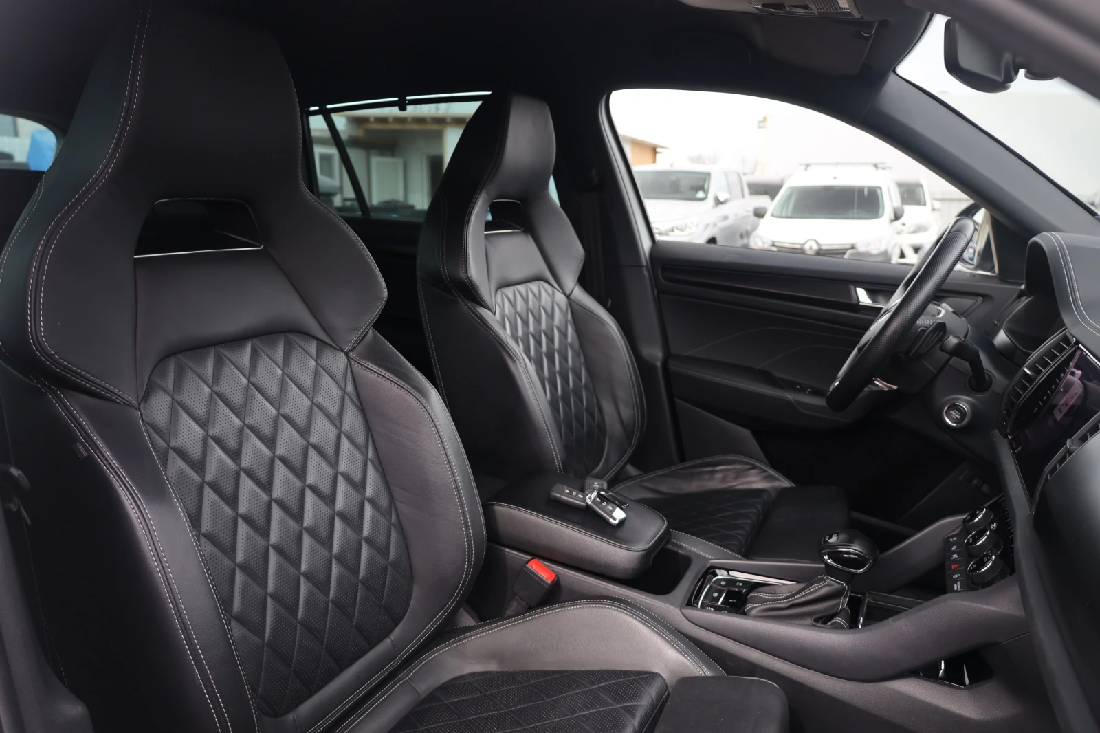 Skoda Kodiaq 2.0TDI 4х4 Face Sportline ACC KeyGO Обдухв Digital, снимка 15 - Автомобили и джипове - 53986312