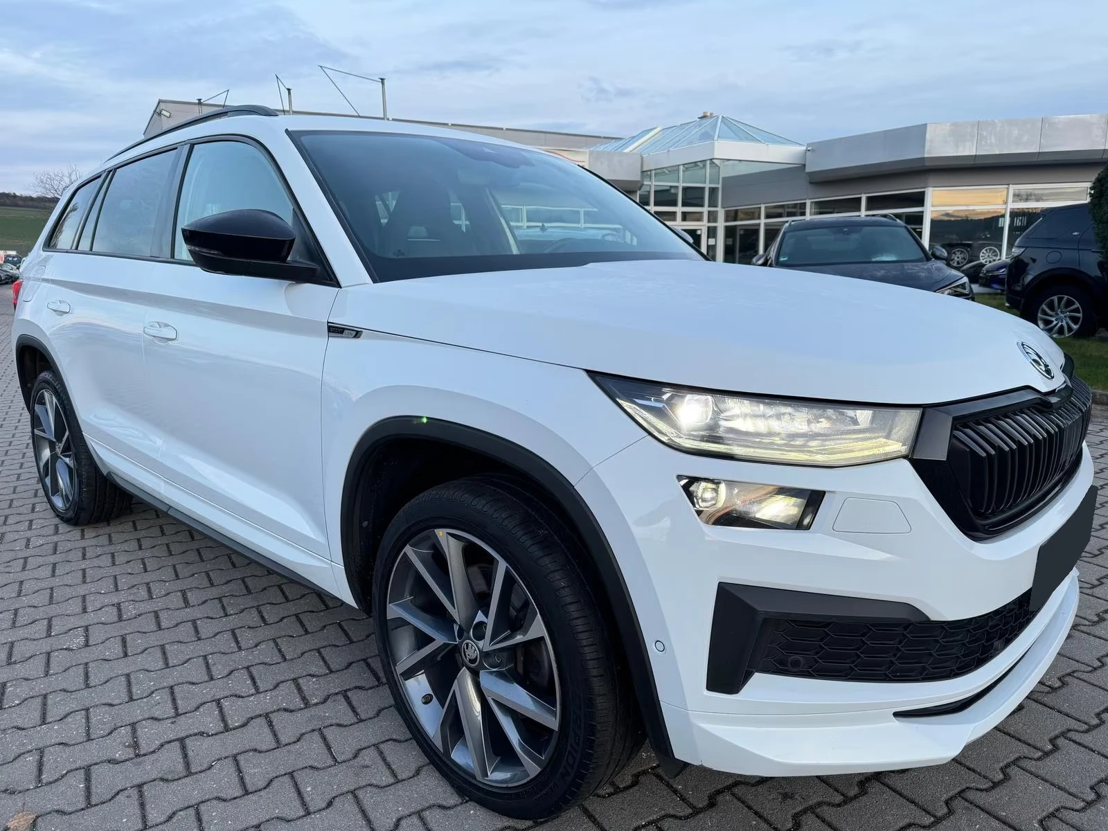 Skoda Kodiaq 2.0TDI 4х4 Face Sportline ACC KeyGO Обдухв Digital, снимка 2 - Автомобили и джипове - 53986312