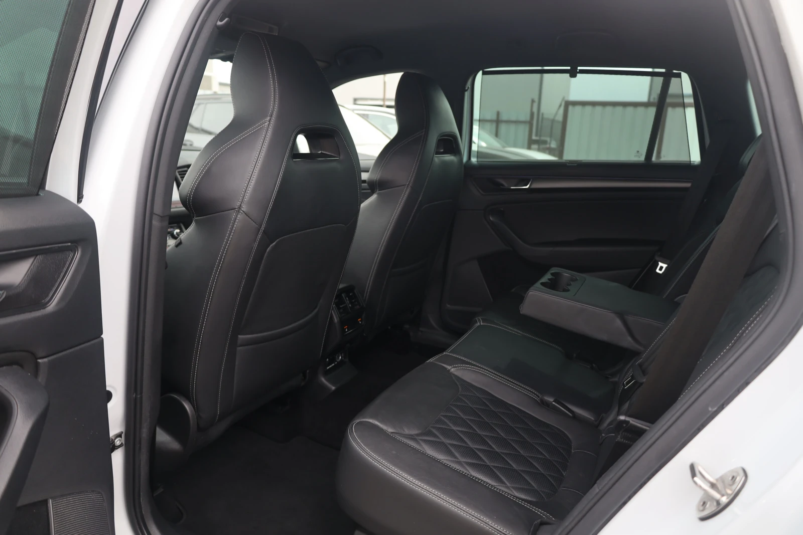 Skoda Kodiaq 2.0TDI 4х4 Face Sportline ACC KeyGO Обдухв Digital, снимка 10 - Автомобили и джипове - 53986312