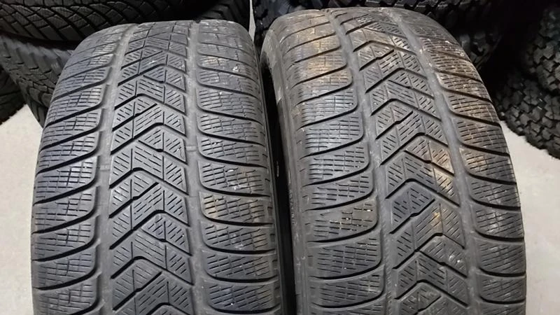 Гуми Зимни 255/60R18, снимка 1 - Гуми и джанти - 28772248