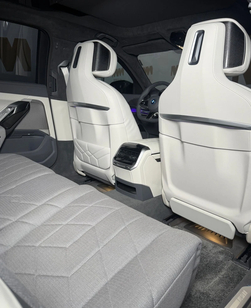 BMW i7 M70* M-Sport* TV* IconicGlow* Massage* SkyLounge, снимка 13 - Автомобили и джипове - 52553857