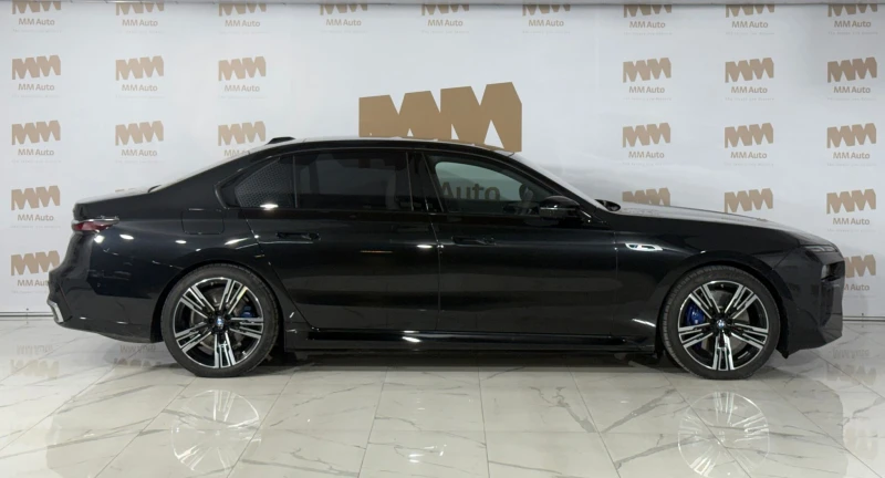 BMW i7 M70* M-Sport* TV* IconicGlow* Massage* SkyLounge, снимка 3 - Автомобили и джипове - 52553857