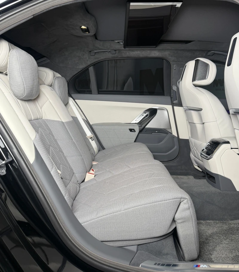 BMW i7 M70* M-Sport* TV* IconicGlow* Massage* SkyLounge, снимка 11 - Автомобили и джипове - 52553857