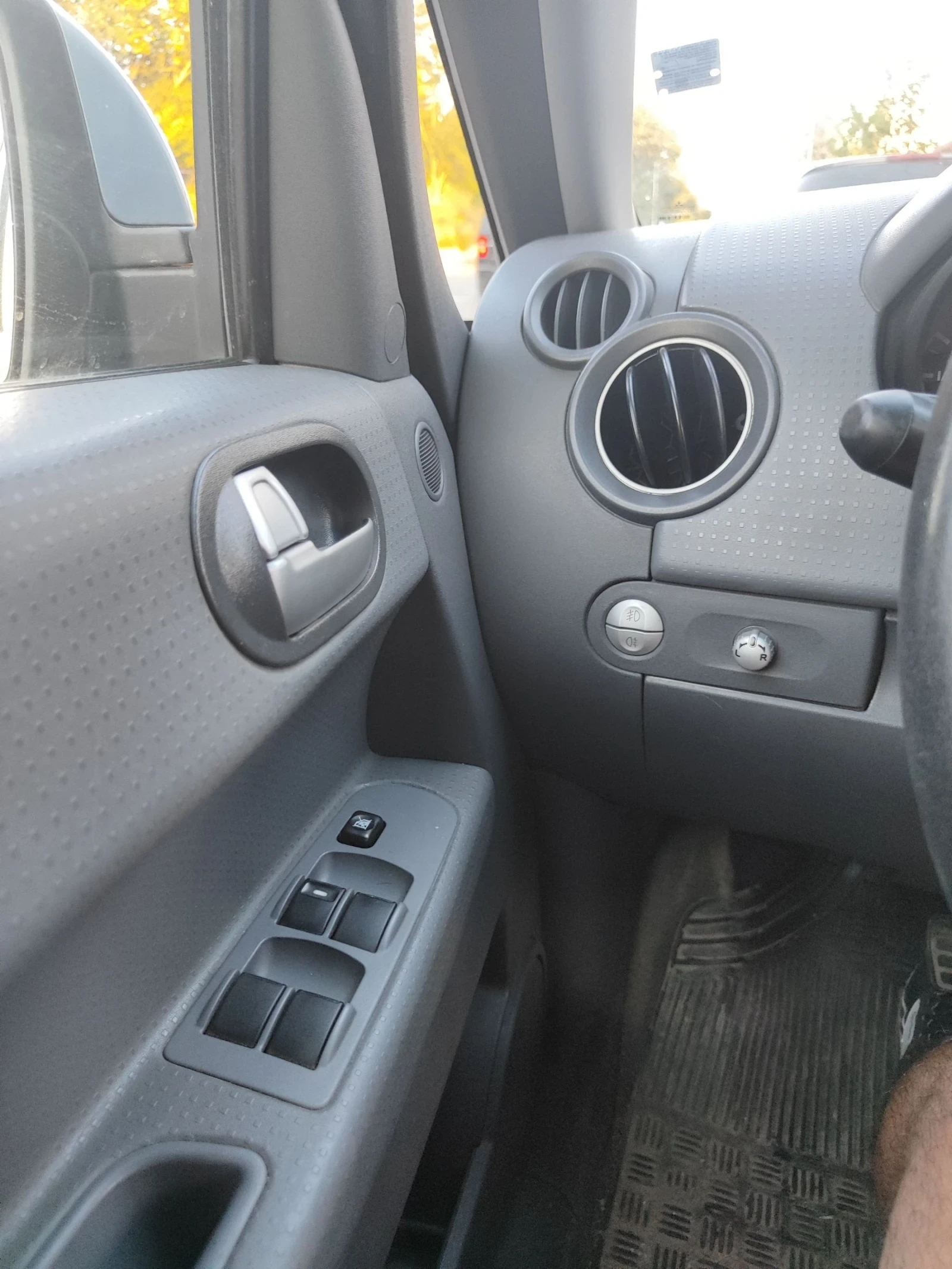 Mitsubishi Colt 1.5i 6ск автоматик, снимка 11 - Автомобили и джипове - 55514177