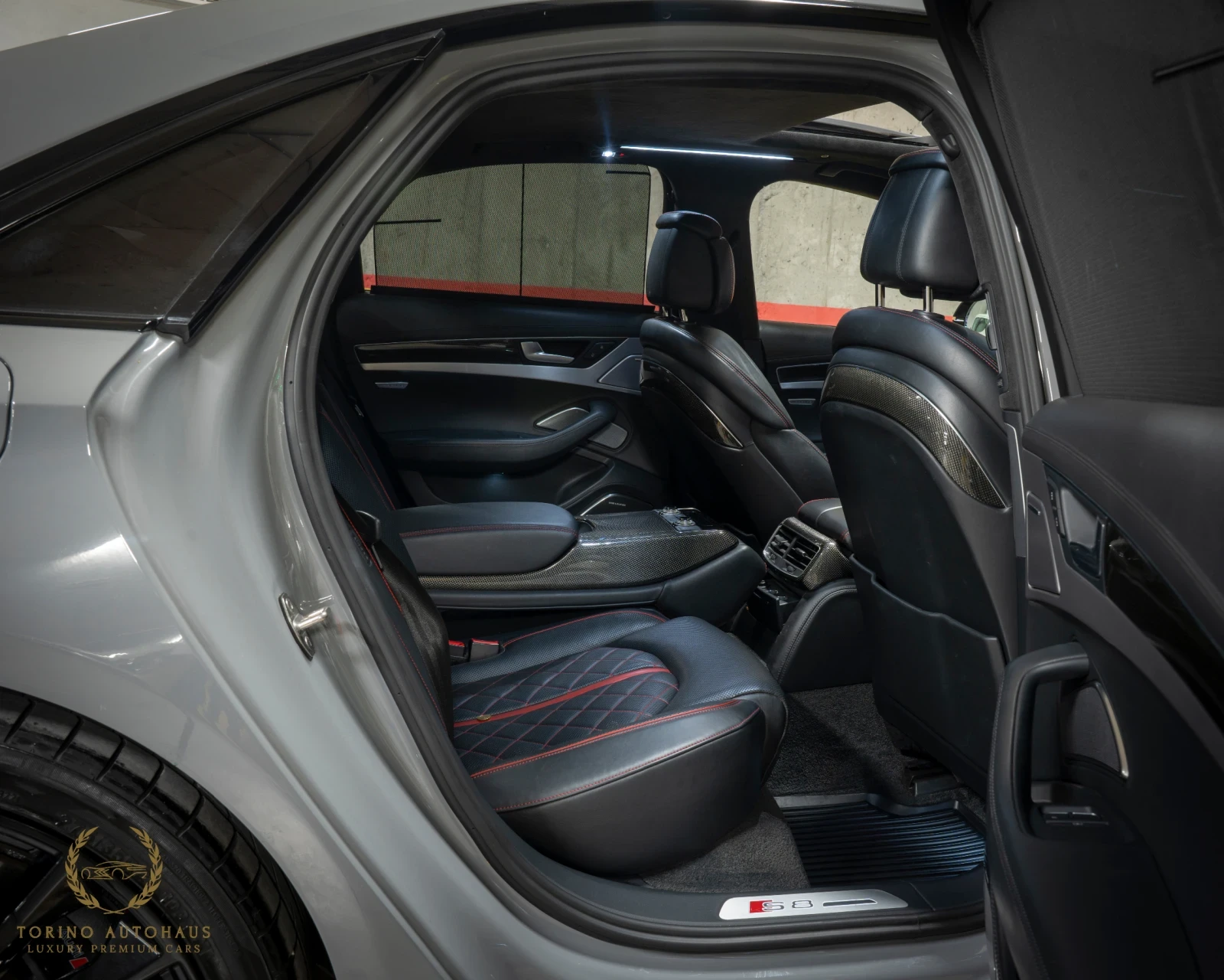 Audi S8 PLUS* CERAMIC BRAKES* B&O* CARBON* EXCLUSIVE* FULL, снимка 12 - Автомобили и джипове - 55630425