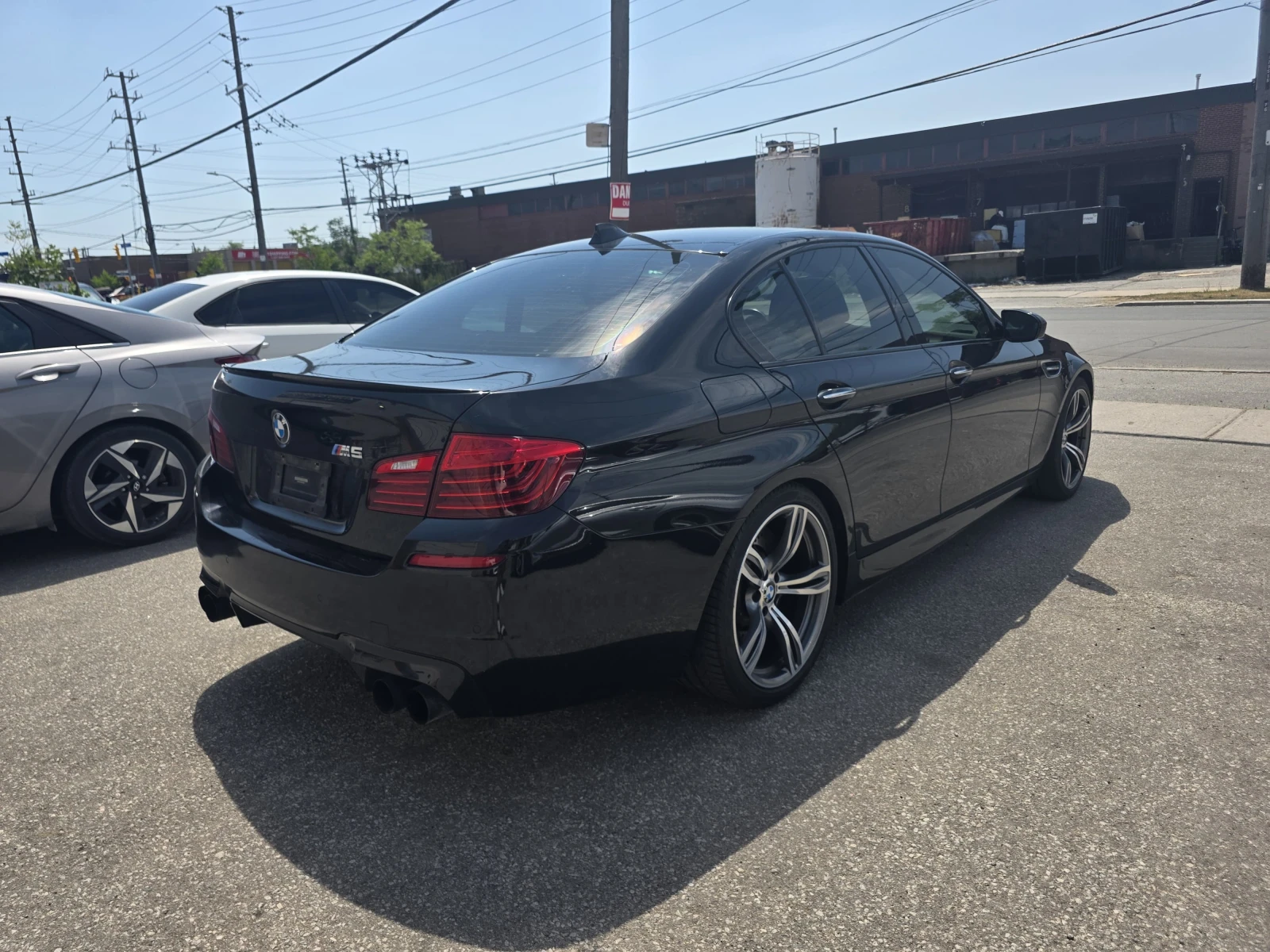 BMW M5 * 4dr Sdn * АВТОКРЕДИТ БЕЗ ПЪРВОНАЧАЛНА ВНОСКА* , снимка 11 - Автомобили и джипове - 55973816