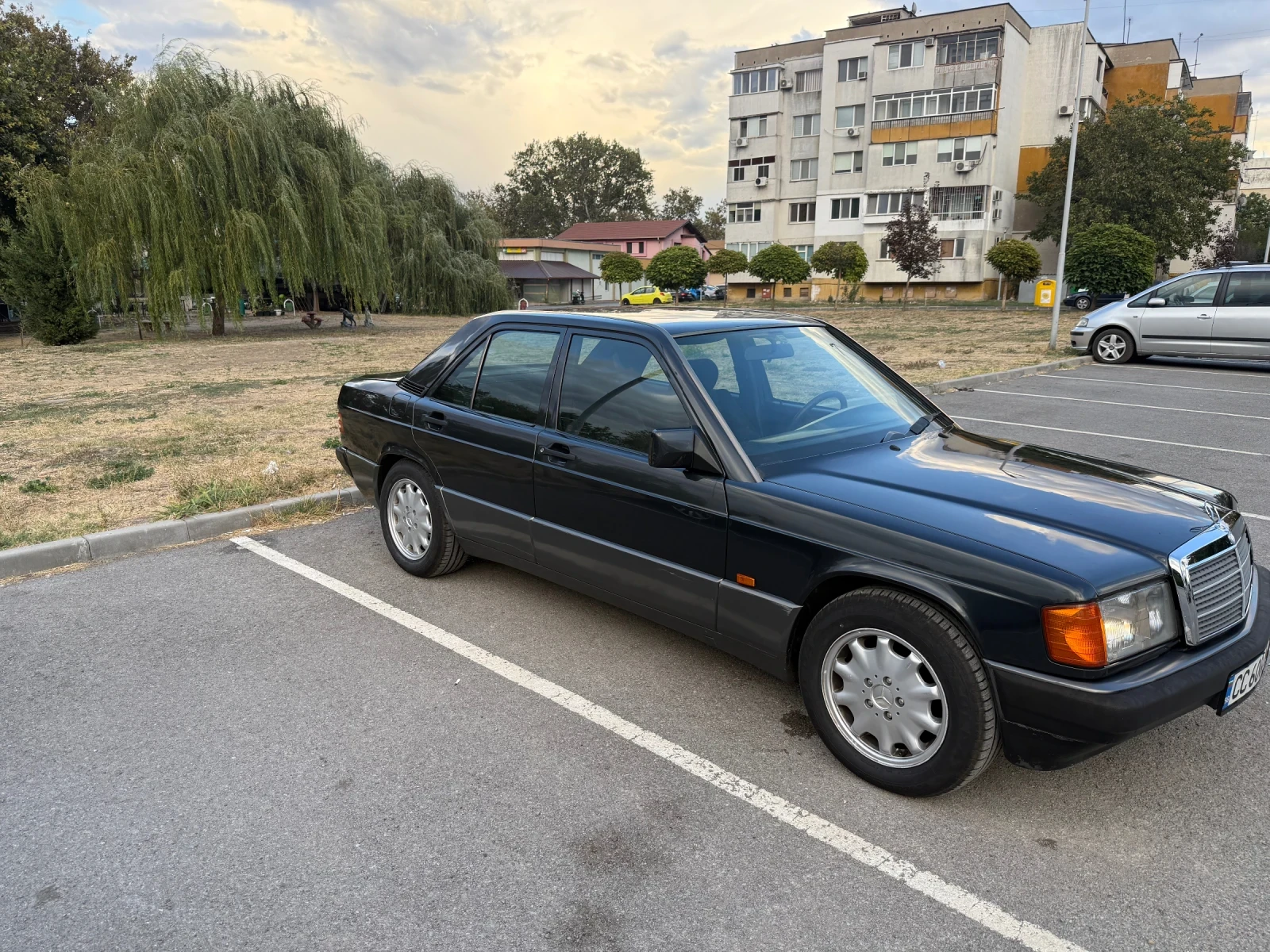 Mercedes-Benz 190 2.0, снимка 3 - Автомобили и джипове - 56183939