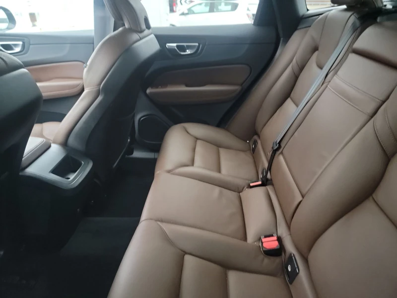 Volvo XC60 T5 MOMENTUM/CAMERA/KEYLESS/PANORAMA/M.TOЧКА/, снимка 11 - Автомобили и джипове - 48510333