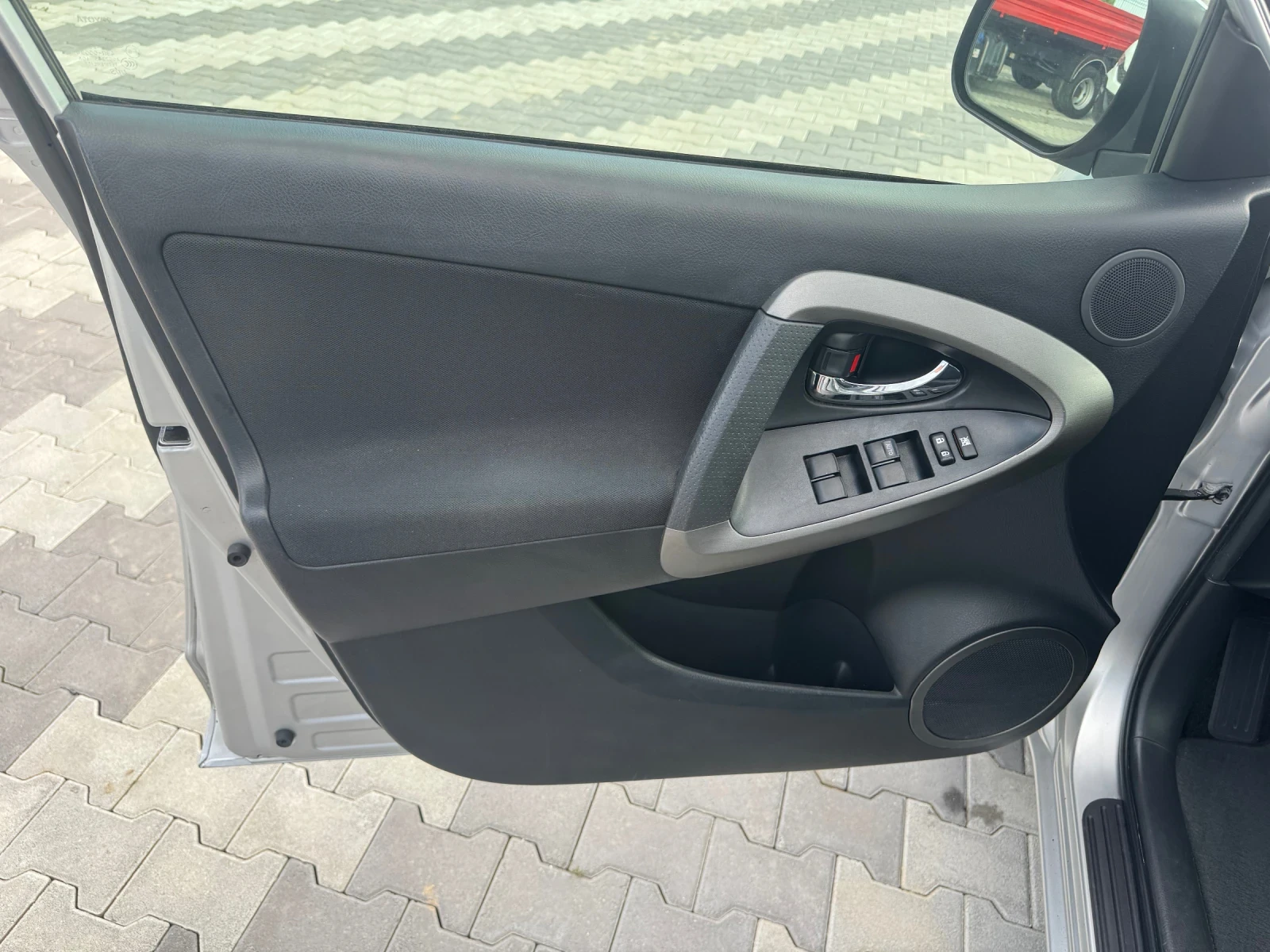 Toyota Rav4 2.2D4D 150k.c, снимка 10 - Автомобили и джипове - 55547126