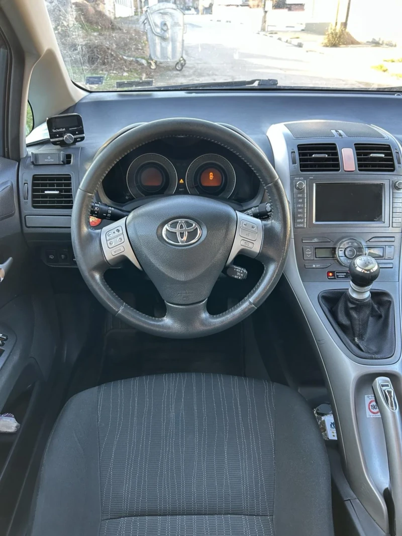 Toyota Auris, снимка 11 - Автомобили и джипове - 52402104