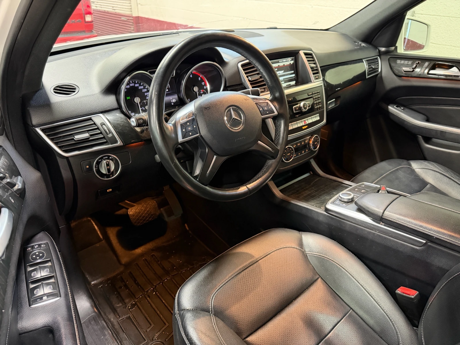 Mercedes-Benz ML 350 AMG PKG / H&K / 360 / PANO / ПОДГРЕВИ / KEYLESS, снимка 7 - Автомобили и джипове - 53804658