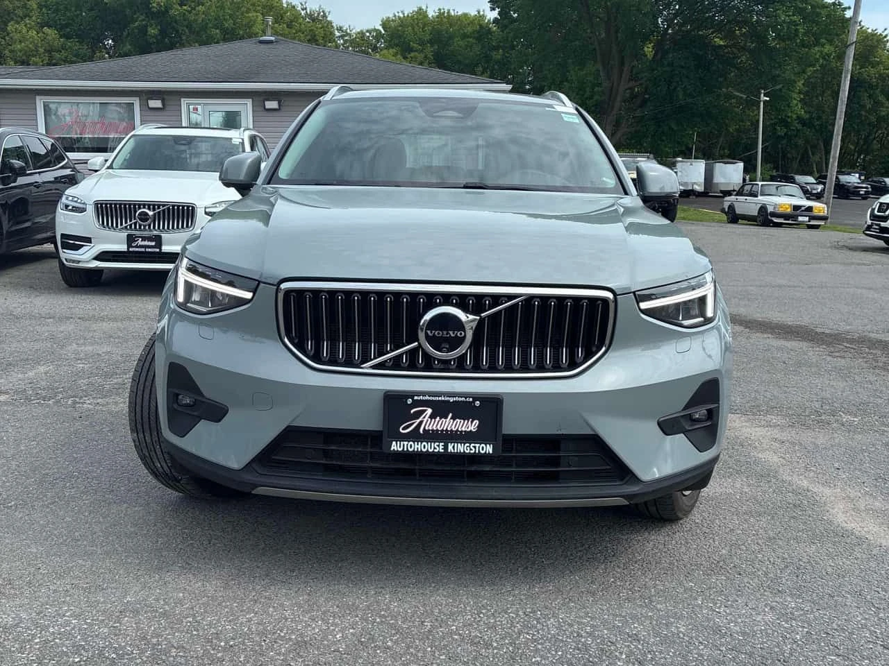 Volvo XC40 * Plus Bright Theme * АВТОКРЕДИТ * , снимка 2 - Автомобили и джипове - 54883538