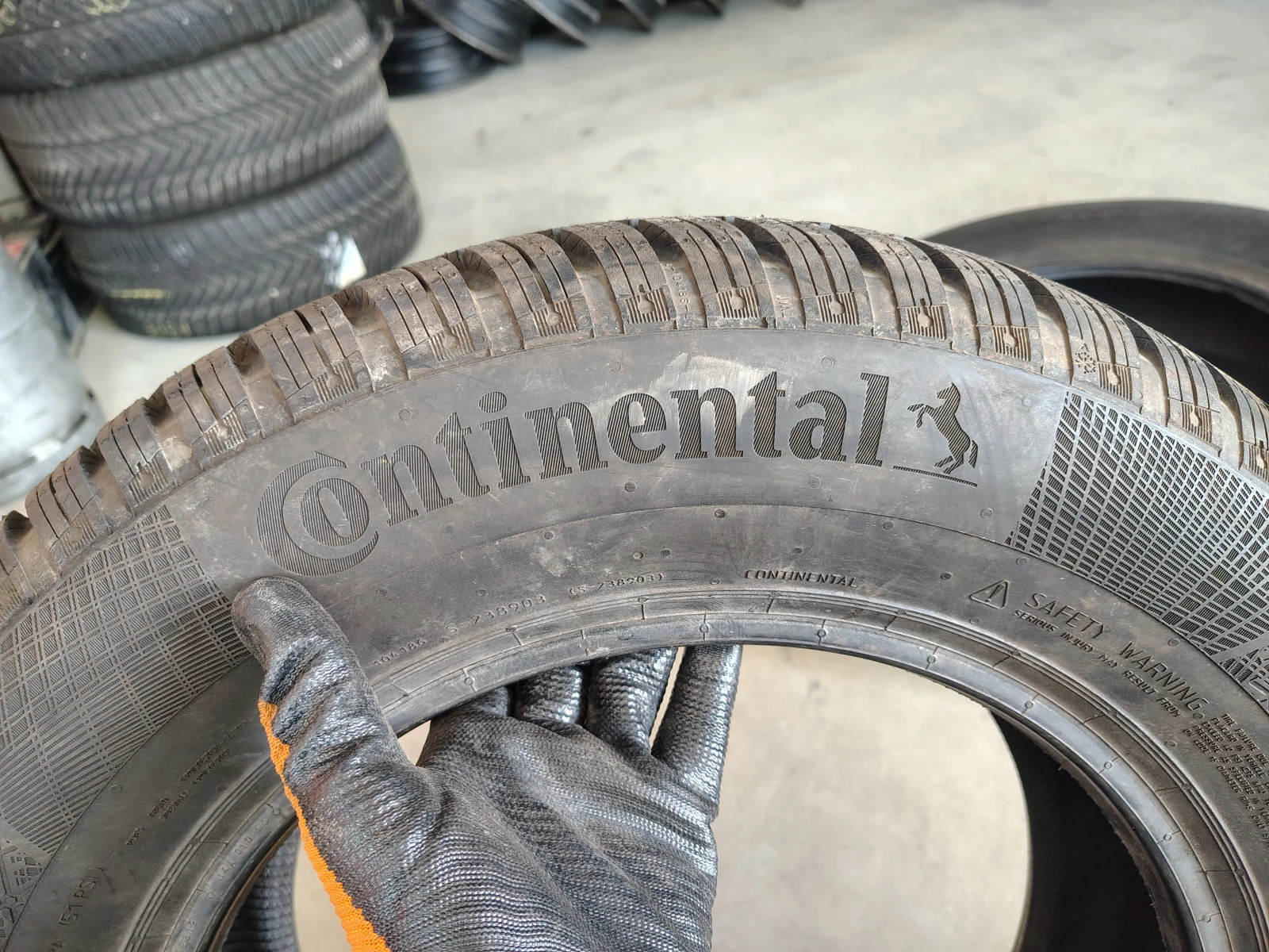 Гуми Зимни 215/65R15, снимка 3 - Гуми и джанти - 55845673