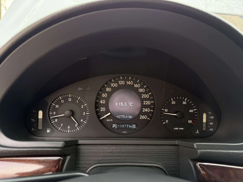 Mercedes-Benz E 220 CDI, снимка 17 - Автомобили и джипове - 49471890