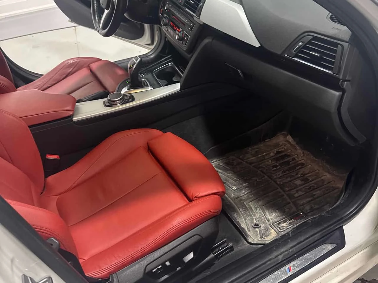 BMW 335 * xDrive * CARFAX * Шибидах * Червен салон * , снимка 17 - Автомобили и джипове - 54072739