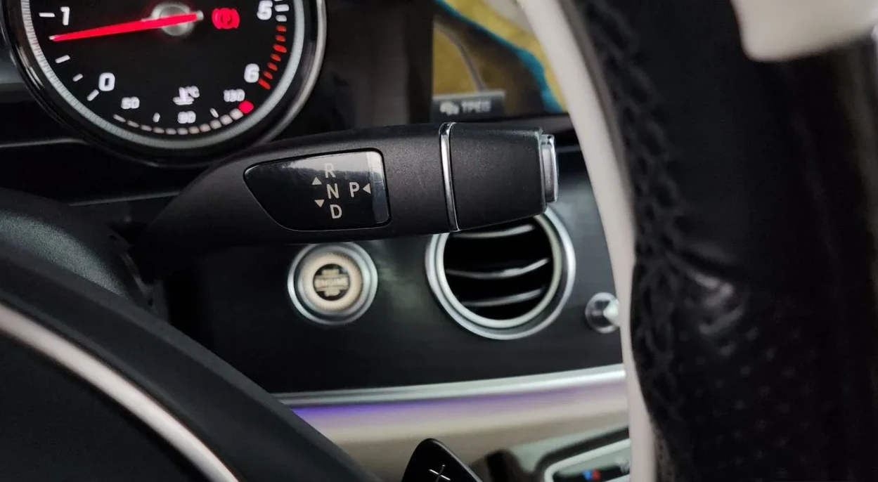 Mercedes-Benz E 220 AVANTGARDE/HUD/DISTRONIC/BURMESTER/ПОДГРЕВИ/PANO, снимка 6 - Автомобили и джипове - 54866899