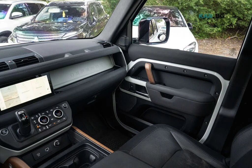 Land Rover Defender X-Dynamic SE * AWD * АвтоКредит (ЦЕНА ДО БГ), снимка 16 - Автомобили и джипове - 56134987