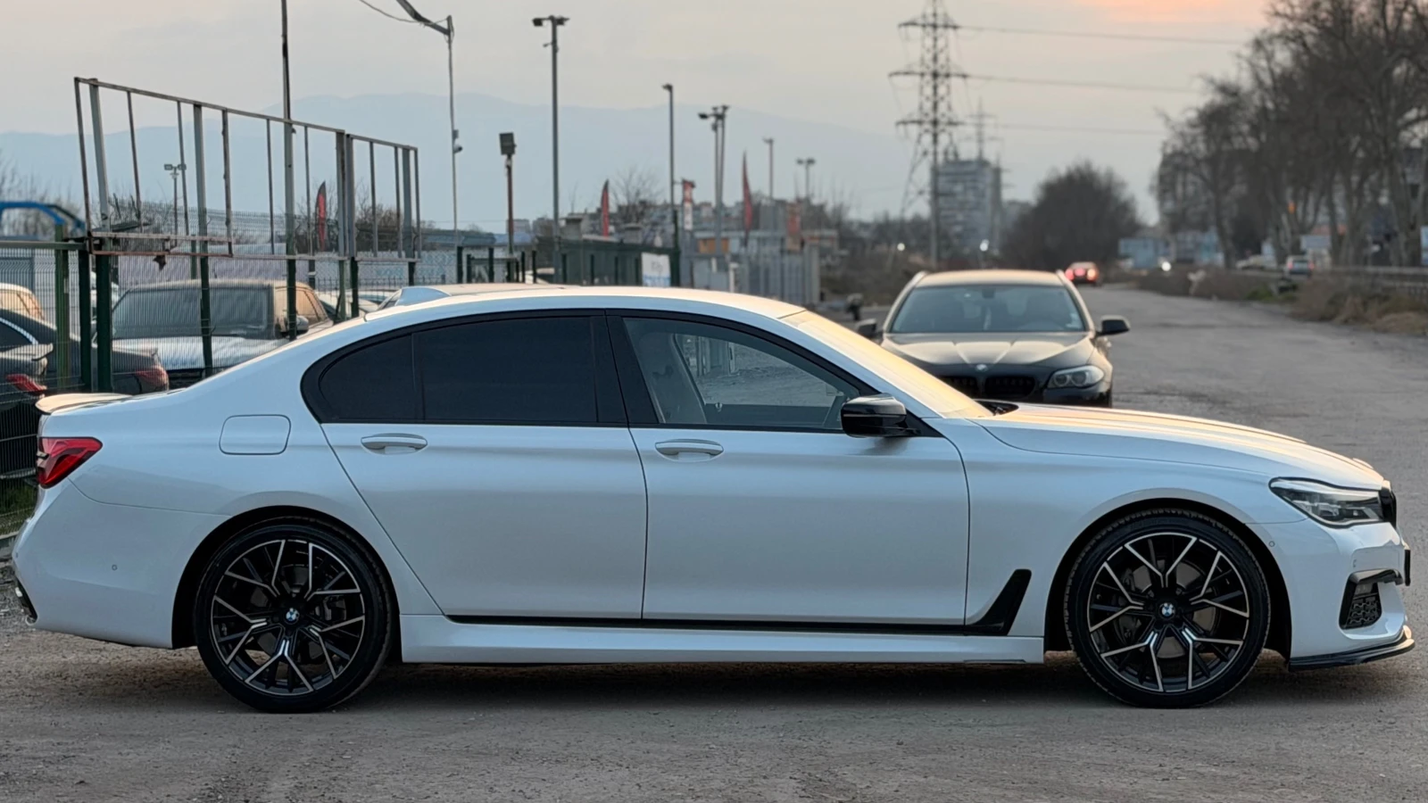 BMW 730 d= xDrive= M-pack= Aero Pack= HUD= Soft Close= har, снимка 4 - Автомобили и джипове - 53878242