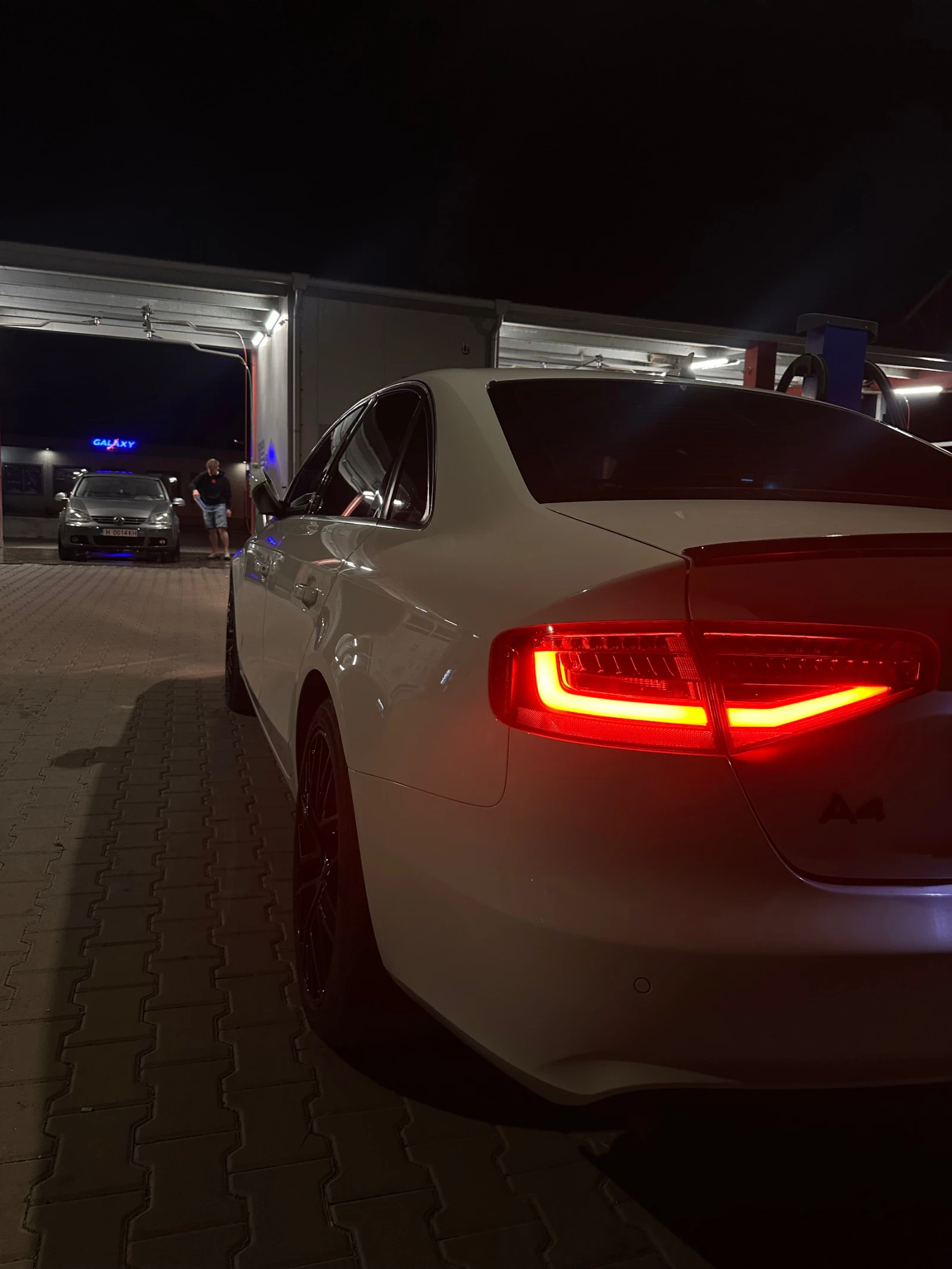 Audi A4 2.0 TDI, снимка 8 - Автомобили и джипове - 55228057
