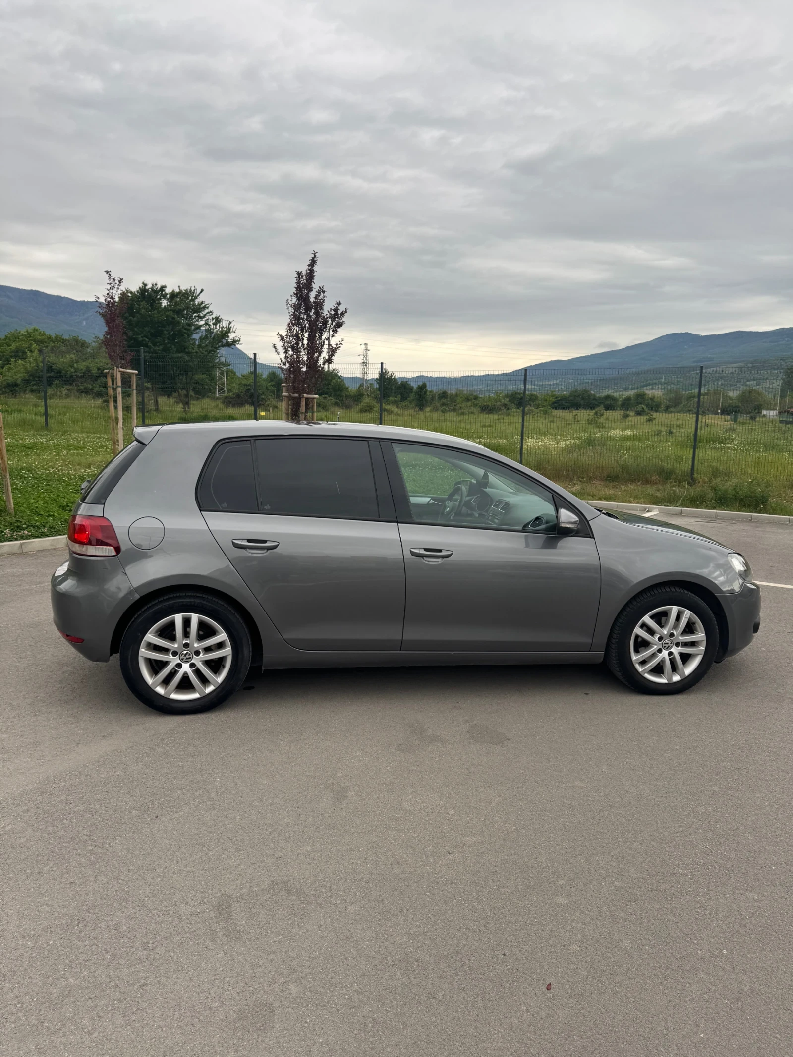 VW Golf 1.6 Bifuel фабрична газ 1.6 LP, снимка 2 - Автомобили и джипове - 54609717