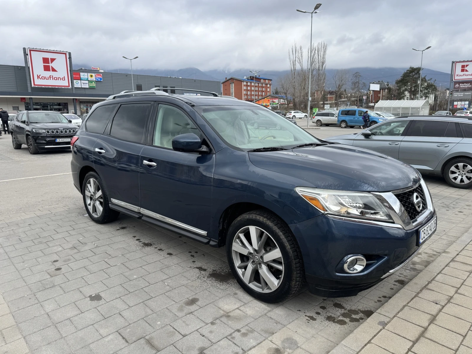 Nissan Pathfinder 3.5 V6 Platinum Регистрирана, снимка 2 - Автомобили и джипове - 53960812