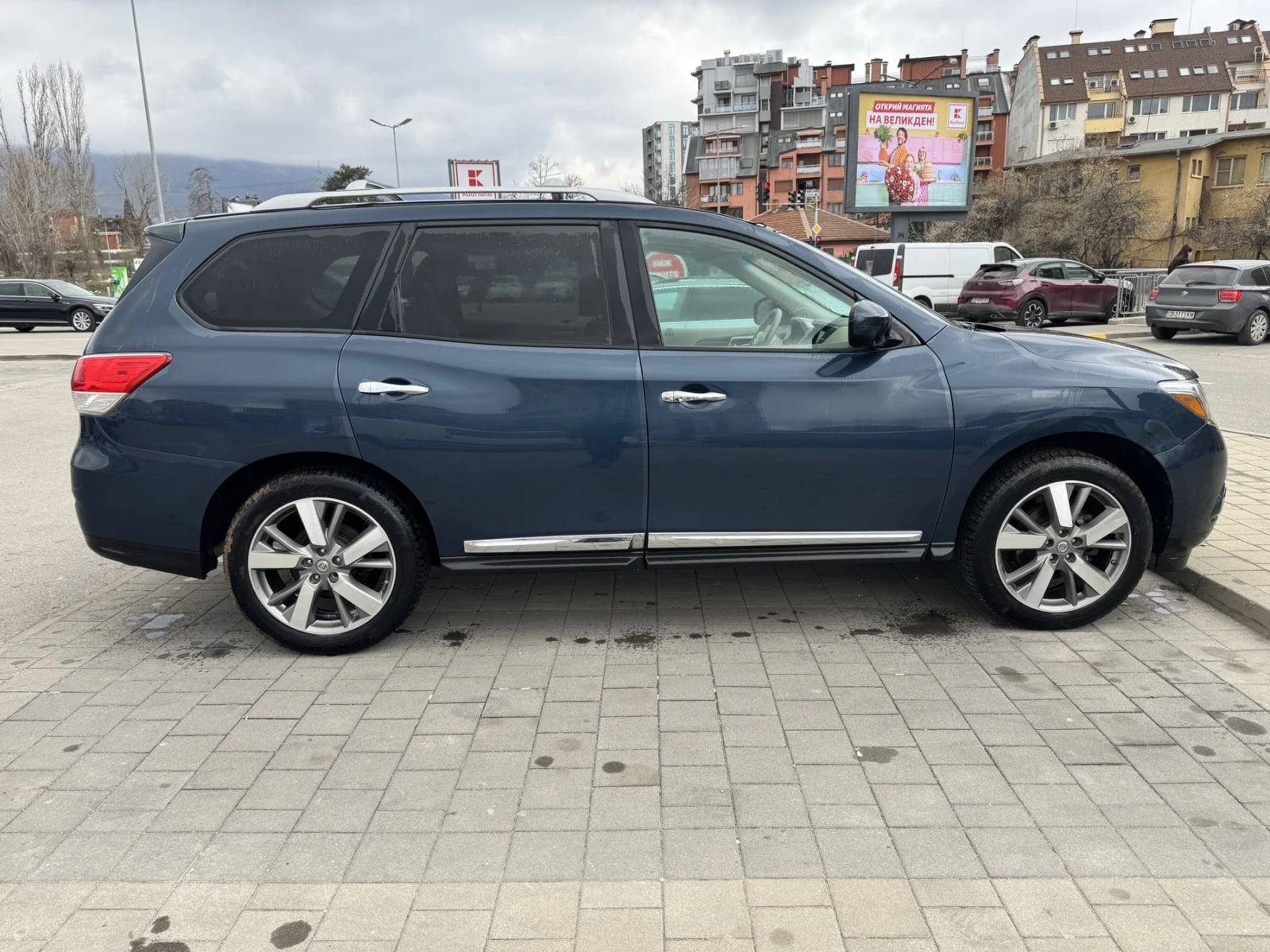 Nissan Pathfinder 3.5 V6 Platinum Регистрирана, снимка 4 - Автомобили и джипове - 53960812