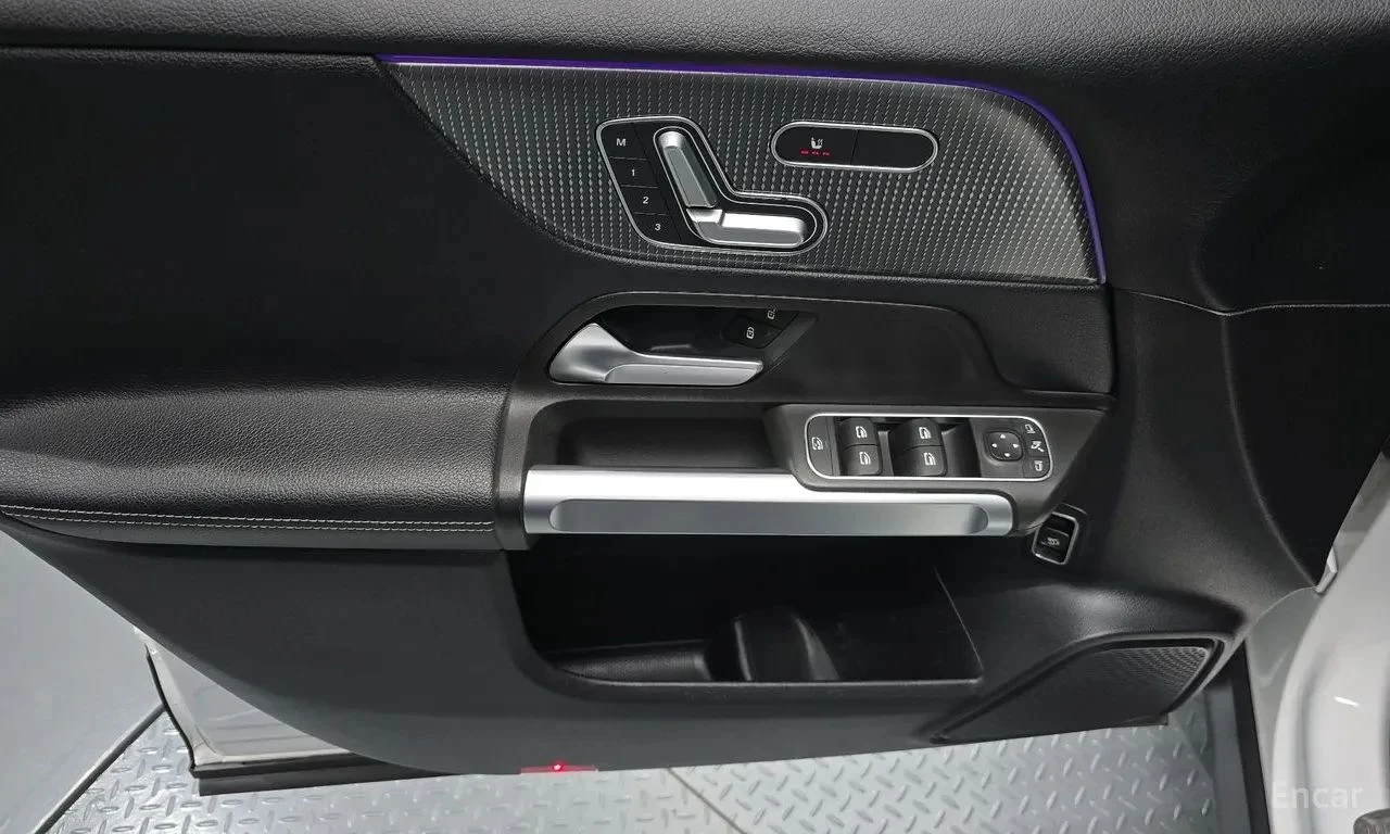 Mercedes-Benz GLB 220, снимка 5 - Автомобили и джипове - 56689856