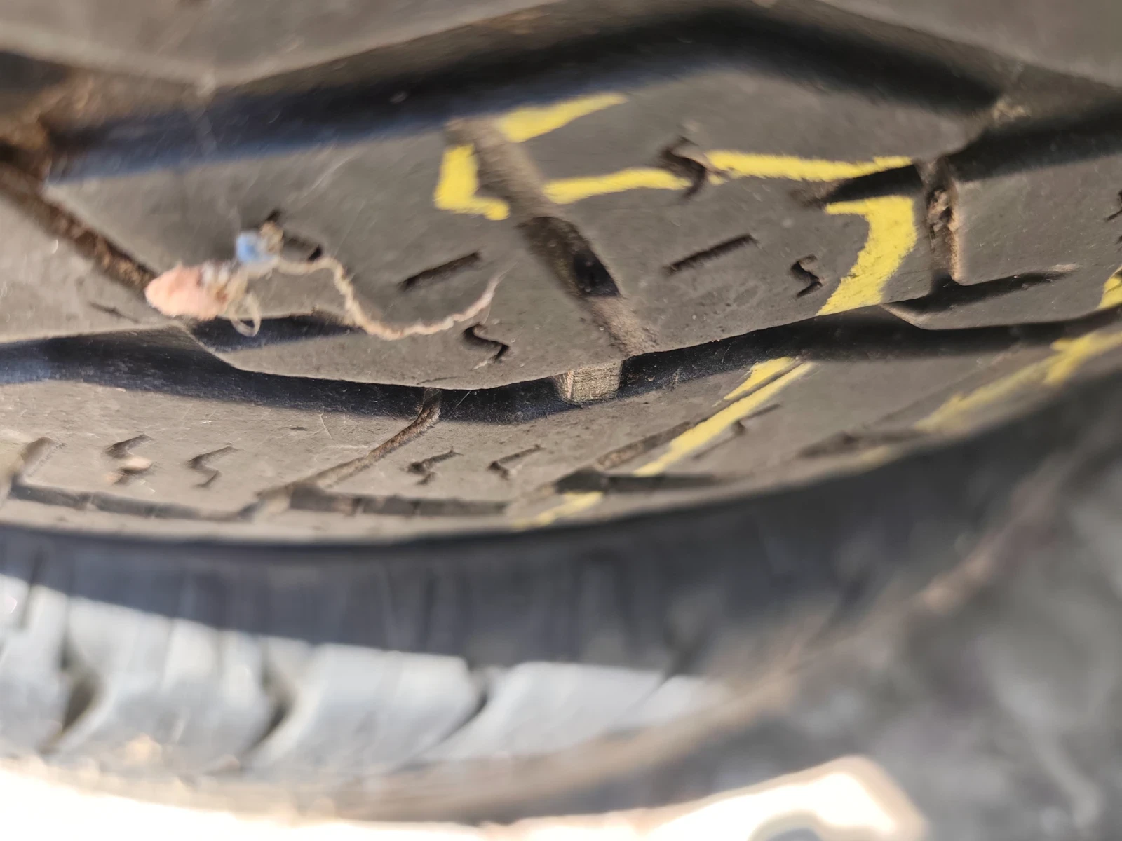 Гуми Зимни 235/70R16, снимка 4 - Гуми и джанти - 54312903