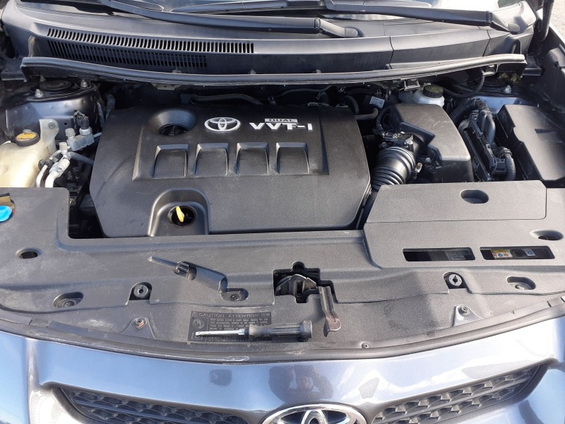 Toyota Auris 1.6 като нова , снимка 14 - Автомобили и джипове - 45630149