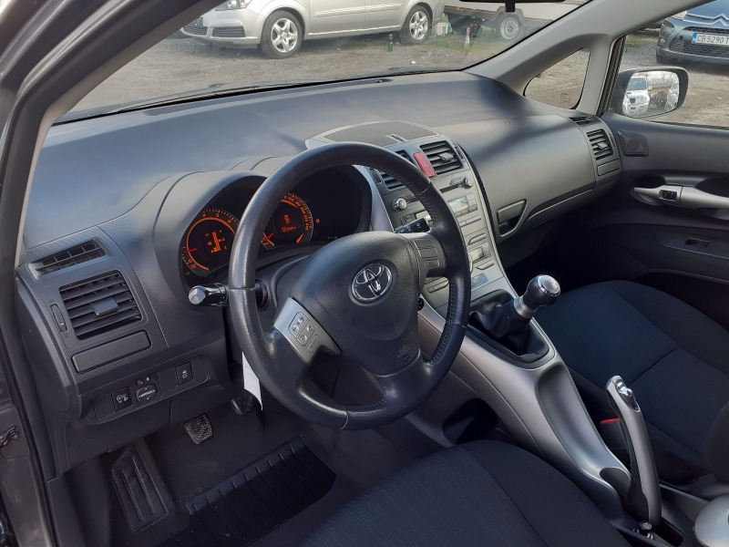 Toyota Auris 1.6 като нова , снимка 8 - Автомобили и джипове - 45630149