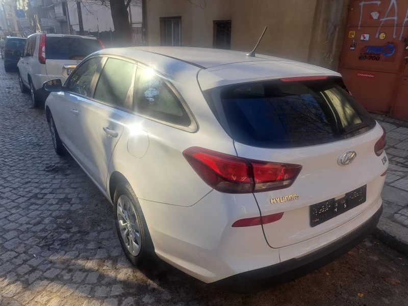 Hyundai I30 1.4  15хиляди км!, снимка 5 - Автомобили и джипове - 48388359