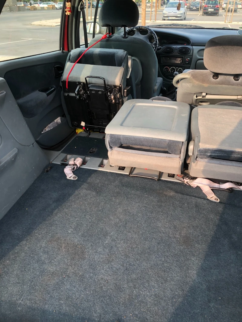 Renault Scenic 1.6 e, снимка 12 - Автомобили и джипове - 52565658